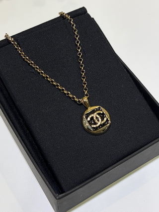 𝑪𝒉𝒂𝒏𝒆 * New 26C model: Gold Double C with Black Enamel Circle Necklace.