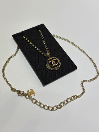 𝑪𝒉𝒂𝒏𝒆 * New 26C model: Gold Double C with Black Enamel Circle Necklace.
