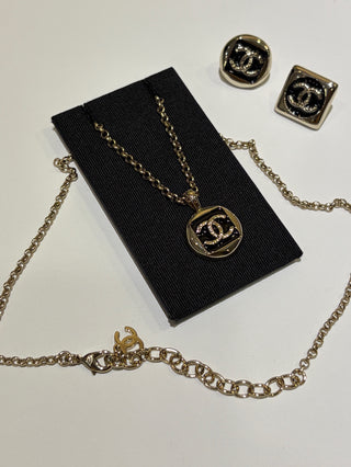 𝑪𝒉𝒂𝒏𝒆 * New 26C model: Gold Double C with Black Enamel Circle Necklace.