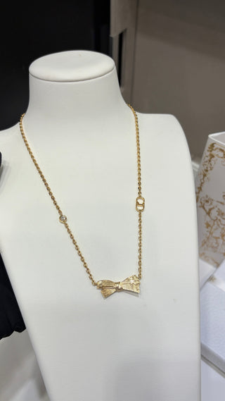 𝐃𝐢𝐨* New 26ss model, gold satin-textured bow with a butterfly design, CD necklace featuring a single diamond.