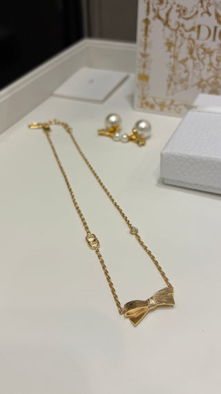 𝐃𝐢𝐨* New 26ss model, gold satin-textured bow with a butterfly design, CD necklace featuring a single diamond.