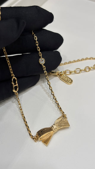 𝐃𝐢𝐨* New 26ss model, gold satin-textured bow with a butterfly design, CD necklace featuring a single diamond.