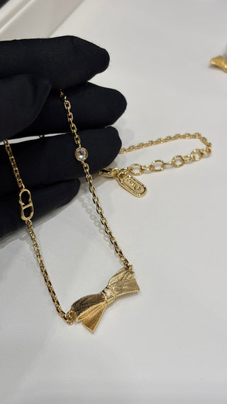 𝐃𝐢𝐨* New 26ss model, gold satin-textured bow with a butterfly design, CD necklace featuring a single diamond.