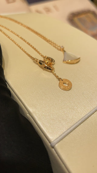 𝐵𝑉𝐿𝐺𝐴𝑅 *Small-sized fan, white shell, rose gold necklace.