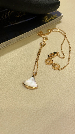 𝐵𝑉𝐿𝐺𝐴𝑅 *Small-sized fan, white shell, rose gold necklace.