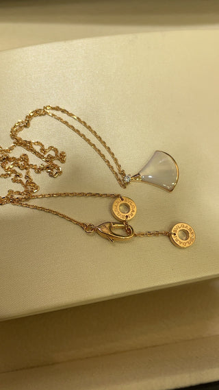 𝐵𝑉𝐿𝐺𝐴𝑅 *Small-sized fan, white shell, rose gold necklace.