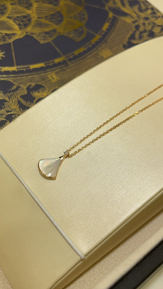 𝐵𝑉𝐿𝐺𝐴𝑅 *Small-sized fan, white shell, rose gold necklace.