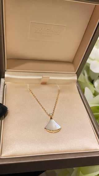 𝐵𝑉𝐿𝐺𝐴𝑅 *Small-sized fan, white shell, rose gold necklace.