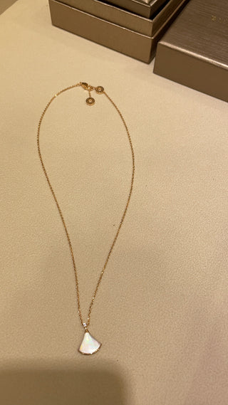 𝐵𝑉𝐿𝐺𝐴𝑅 *Small-sized fan, white shell, rose gold necklace.