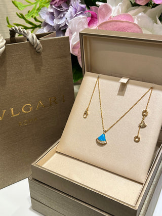 𝐵𝑉𝐿𝐺𝐴𝑅 * Small-sized fan with diamond-encrusted lapis lazuli, rose gold necklace.