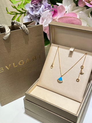 𝐵𝑉𝐿𝐺𝐴𝑅 * Small-sized fan with diamond-encrusted lapis lazuli, rose gold necklace.