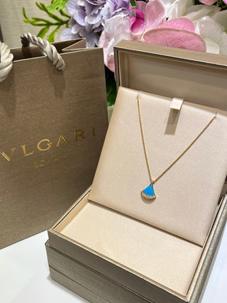 𝐵𝑉𝐿𝐺𝐴𝑅 * Small-sized fan with diamond-encrusted lapis lazuli, rose gold necklace.