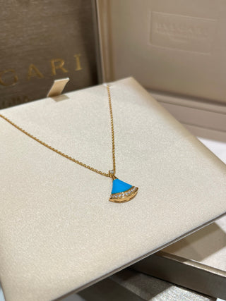 𝐵𝑉𝐿𝐺𝐴𝑅 * Small-sized fan with diamond-encrusted lapis lazuli, rose gold necklace.