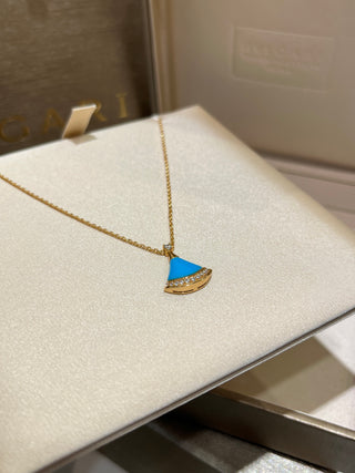 𝐵𝑉𝐿𝐺𝐴𝑅 * Small-sized fan with diamond-encrusted lapis lazuli, rose gold necklace.