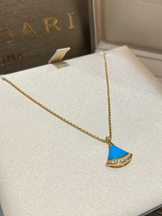 𝐵𝑉𝐿𝐺𝐴𝑅 * Small-sized fan with diamond-encrusted lapis lazuli, rose gold necklace.