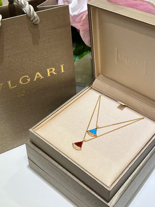 𝐵𝑉𝐿𝐺𝐴𝑅 * Small-sized fan with diamond-encrusted lapis lazuli, rose gold necklace.