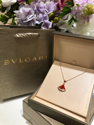 𝐵𝑉𝐿𝐺𝐴𝑅* Large fan with diamonds, red agate, and rose gold necklace.