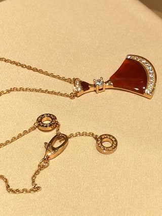 𝐵𝑉𝐿𝐺𝐴𝑅* Large fan with diamonds, red agate, and rose gold necklace.