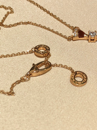 𝐵𝑉𝐿𝐺𝐴𝑅* Large fan with diamonds, red agate, and rose gold necklace.