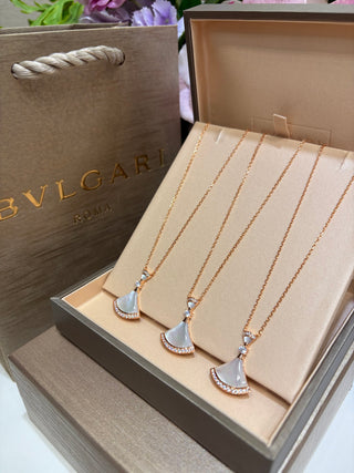 𝐵𝑉𝐿𝐺𝐴𝑅 * Large fan, white mother-of-pearl, rose gold necklace.