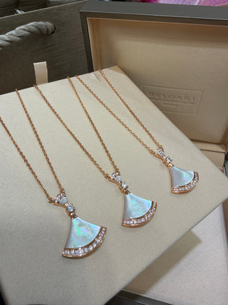 𝐵𝑉𝐿𝐺𝐴𝑅 * Large fan, white mother-of-pearl, rose gold necklace.