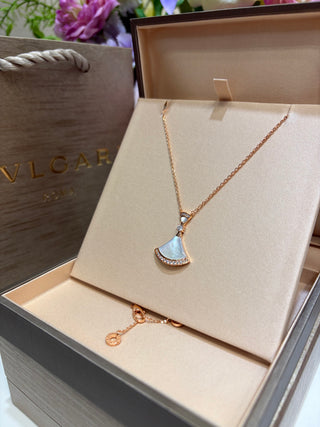 𝐵𝑉𝐿𝐺𝐴𝑅 * Large fan, white mother-of-pearl, rose gold necklace.