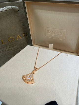 𝐵𝑉𝐿𝐺𝐴𝑅 * Large fan, white mother-of-pearl, rose gold necklace.