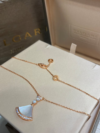 𝐵𝑉𝐿𝐺𝐴𝑅 * Large fan, white mother-of-pearl, rose gold necklace.