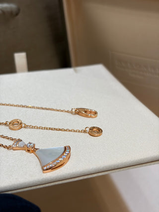 𝐵𝑉𝐿𝐺𝐴𝑅 * Large fan, white mother-of-pearl, rose gold necklace.