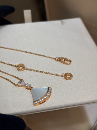 𝐵𝑉𝐿𝐺𝐴𝑅 * Large fan, white mother-of-pearl, rose gold necklace.