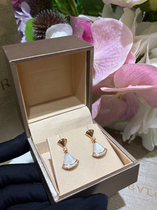 𝐵𝑉𝐿𝐺𝐴𝑅* Fan with rhinestones, white shell, rose gold earrings.