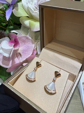 𝐵𝑉𝐿𝐺𝐴𝑅* Fan with rhinestones, white shell, rose gold earrings.