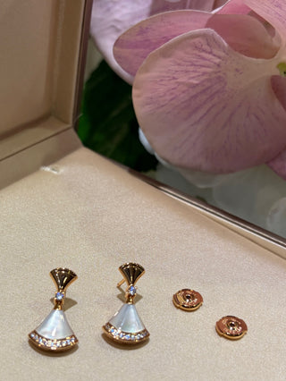 𝐵𝑉𝐿𝐺𝐴𝑅* Fan with rhinestones, white shell, rose gold earrings.