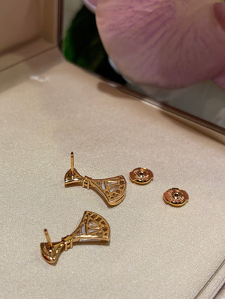 𝐵𝑉𝐿𝐺𝐴𝑅* Fan with rhinestones, white shell, rose gold earrings.