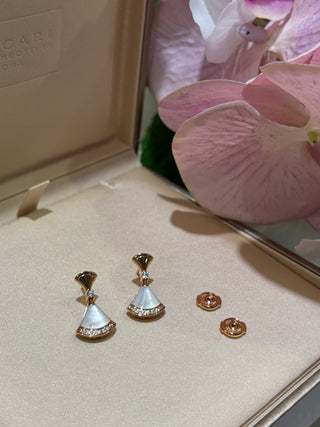 𝐵𝑉𝐿𝐺𝐴𝑅* Fan with rhinestones, white shell, rose gold earrings.