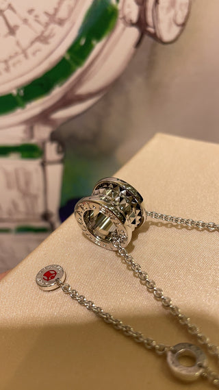 𝐵𝑣𝑙𝑔𝑎𝑟* New Charity Little Red Person Silver Necklace.