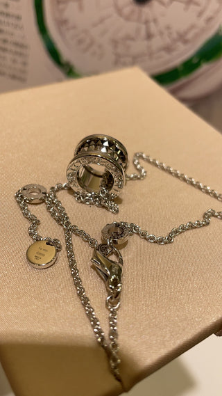 𝐵𝑣𝑙𝑔𝑎𝑟* New Charity Little Red Person Silver Necklace.