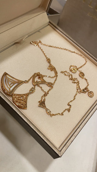 𝐵𝑉𝐿𝐺𝐴𝑅* High-end jewelry: DIVAS’ DREAM Bvlgari openwork diamond-set white shell fan with rose gold necklace