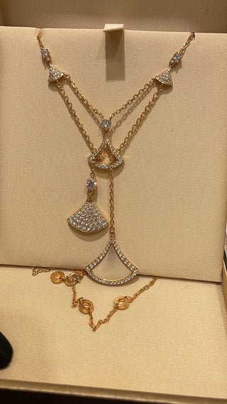 𝐵𝑉𝐿𝐺𝐴𝑅* High-end jewelry: DIVAS’ DREAM Bvlgari openwork diamond-set white shell fan with rose gold necklace