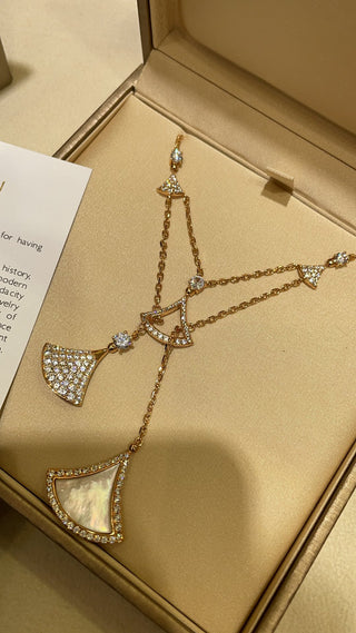 𝐵𝑉𝐿𝐺𝐴𝑅* High-end jewelry: DIVAS’ DREAM Bvlgari openwork diamond-set white shell fan with rose gold necklace