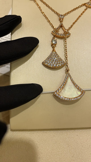 𝐵𝑉𝐿𝐺𝐴𝑅* High-end jewelry: DIVAS’ DREAM Bvlgari openwork diamond-set white shell fan with rose gold necklace