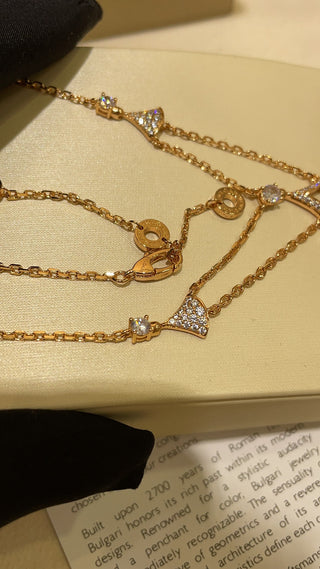 𝐵𝑉𝐿𝐺𝐴𝑅* High-end jewelry: DIVAS’ DREAM Bvlgari openwork diamond-set white shell fan with rose gold necklace