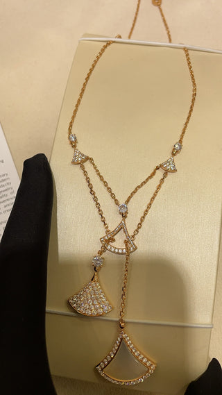 𝐵𝑉𝐿𝐺𝐴𝑅* High-end jewelry: DIVAS’ DREAM Bvlgari openwork diamond-set white shell fan with rose gold necklace