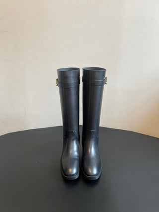 Chane*26ss Early Autumn New Collection: Metal Buckle Belt with High-Topped Boots.