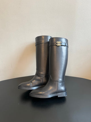 Chane*26ss Early Autumn New Collection: Metal Buckle Belt with High-Topped Boots.
