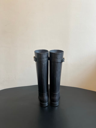 Chane*26ss Early Autumn New Collection: Metal Buckle Belt with High-Topped Boots.