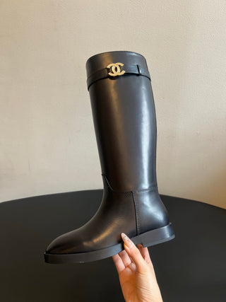 Chane*26ss Early Autumn New Collection: Metal Buckle Belt with High-Topped Boots.