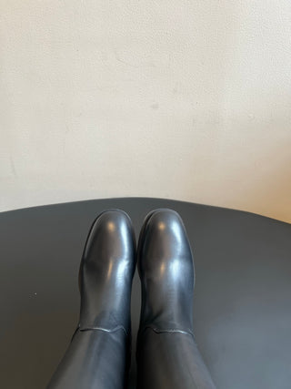 Chane*26ss Early Autumn New Collection: Metal Buckle Belt with High-Topped Boots.