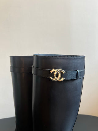 Chane*26ss Early Autumn New Collection: Metal Buckle Belt with High-Topped Boots.