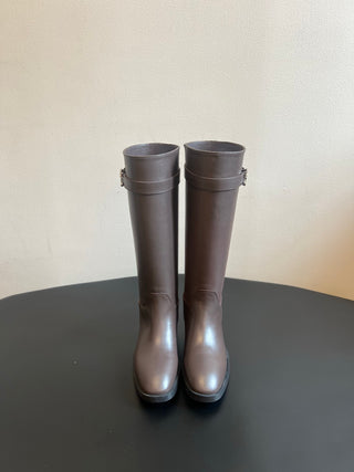 Chane*26ss Early Autumn New Collection: Metal Buckle Belt with High-Topped Boots.